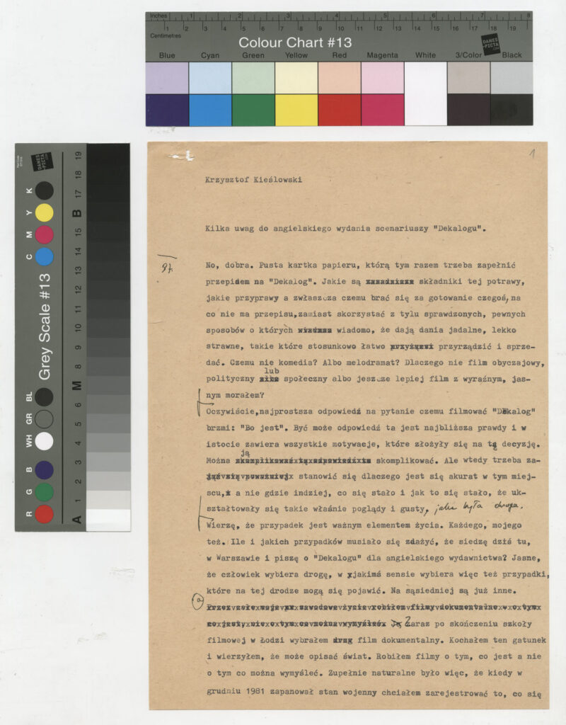 Maszynopis z tekstem Krzysztofa Kieślowskiego zatytułowanym "kilka uwag do angielskiego wydania scenariuszy 'Dekalogu'".