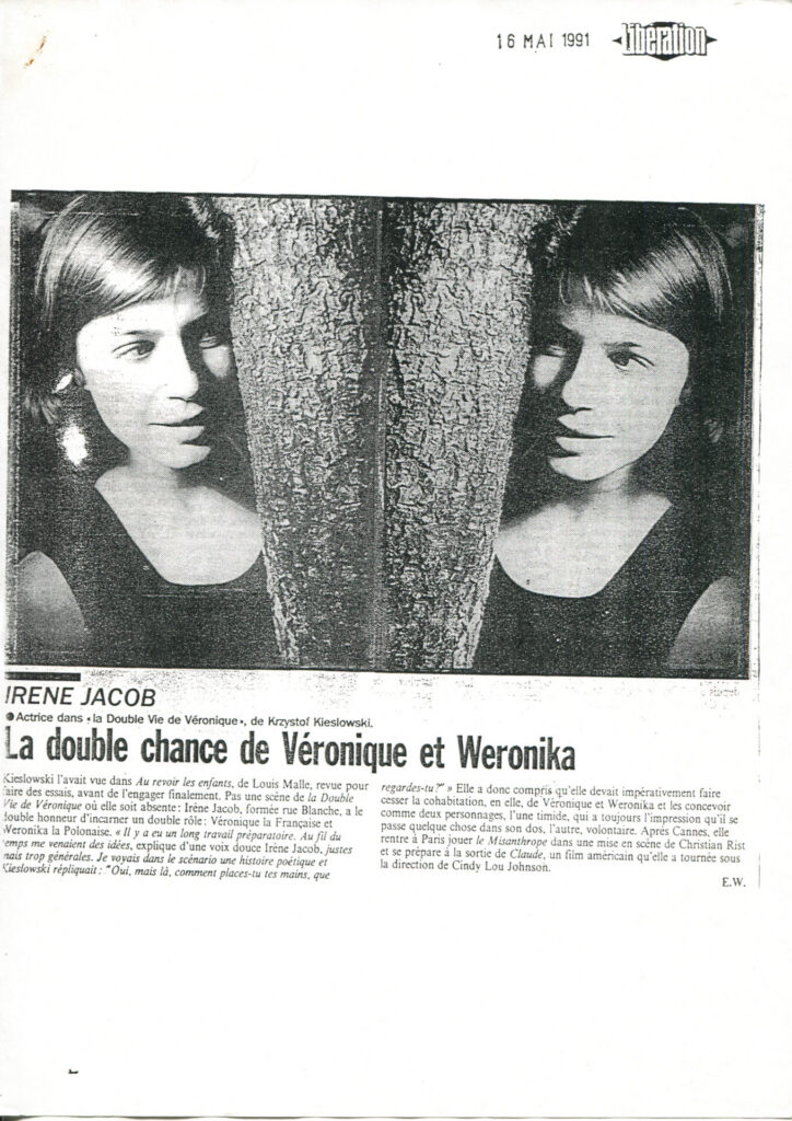 Czarno-biały wycinek prasowy z tekstem w języku francuskim i zdjęciem Irène Jacob.