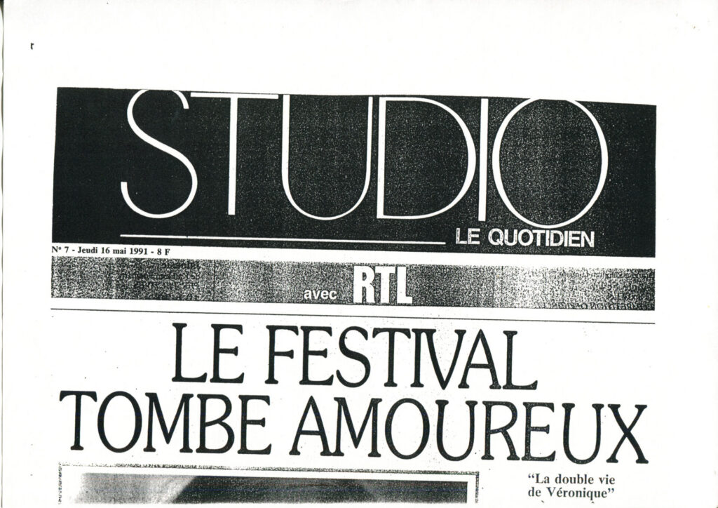 Czarno-biały artykuł prasowy z tekstem w języku francuskim i zdjęciem Irène Jacob.