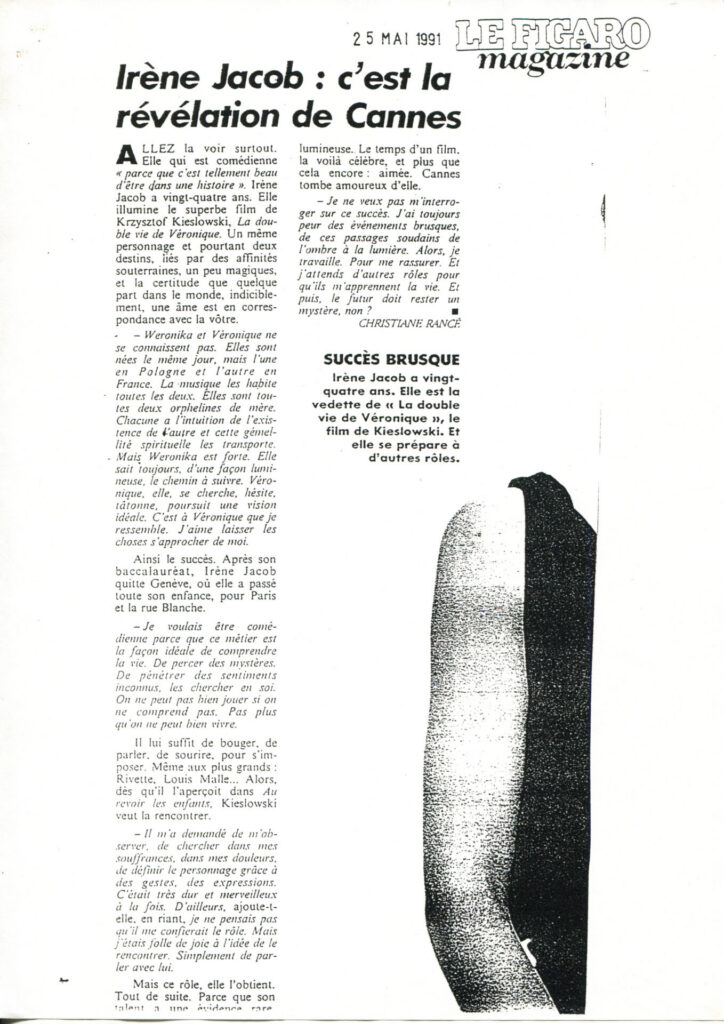 Czarno-biały artykuł prasowy z tekstem w języku francuskim i zdjęciem Irène Jacob.
