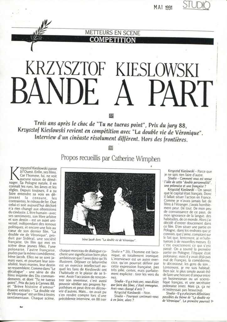 Czarno-biały artykuł prasowy z tekstem w języku francuskim i zdjęciem Irène Jacob i Krzysztofa Kieślowskiego.