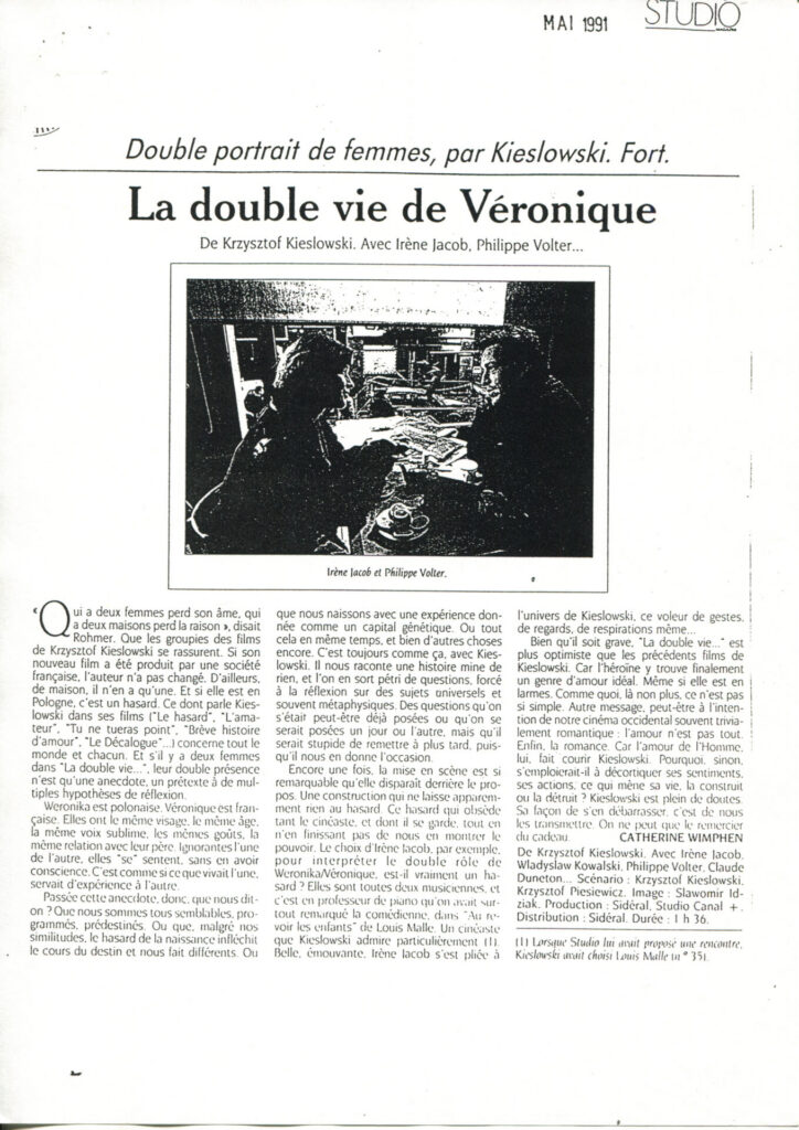 Czarno-biały artykuł prasowy z tekstem w języku francuskim i zdjęciem Irène Jacob.