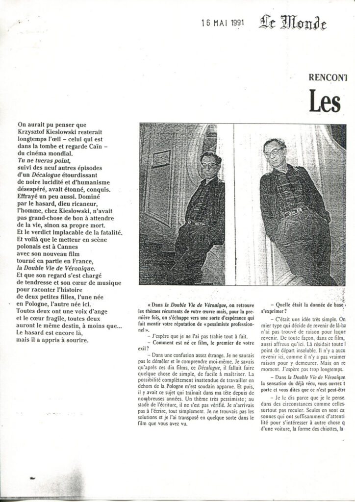 Czarno-biały artykuł prasowy z tekstem w języku francuskim i zdjęciem Krzysztofa Kieślowskiego.