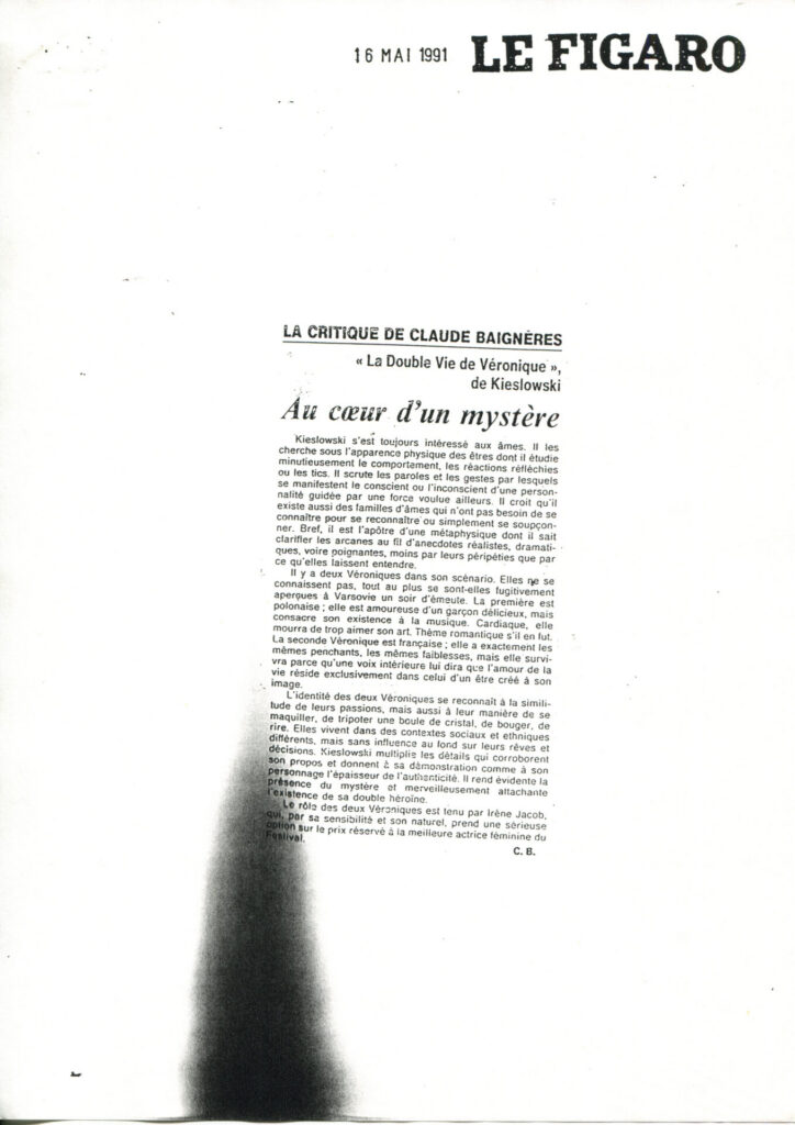 Czarno-biały wycinek prasowy z tekstem w języku francuskim.