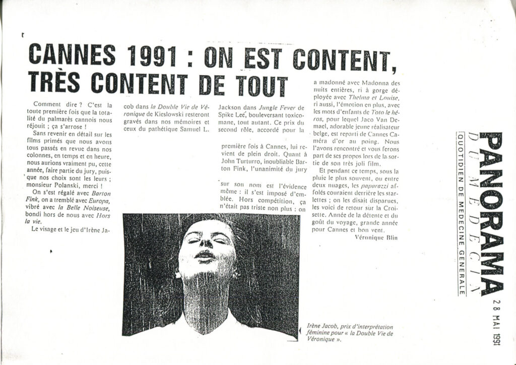 Czarno-biały wycinek prasowy z tekstem w języku francuskim i zdjęciem Irène Jacob.