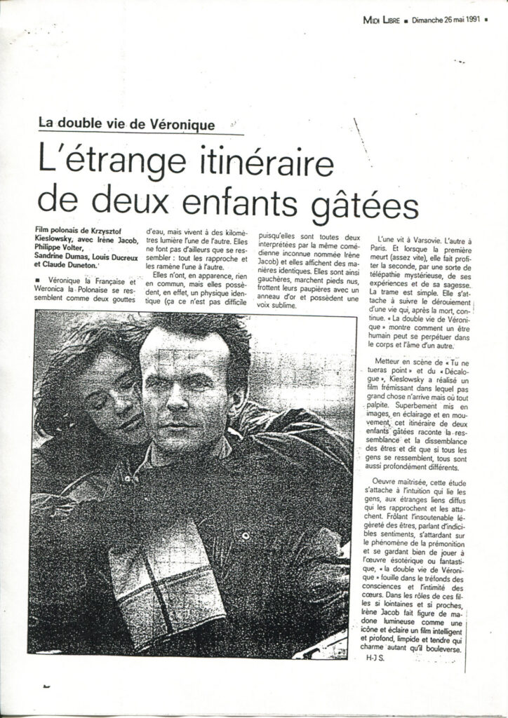 Czarno-biały artykuł prasowy z tekstem w języku francuskim i zdjęciem Irène Jacob.