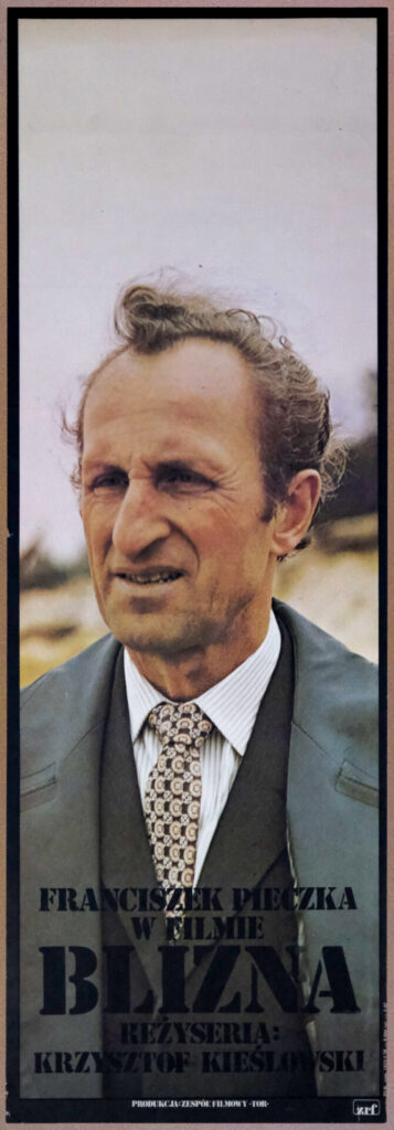 Polski plakat do filmu "Blizna". Portret mężczyzny w garniturze na tle krajobrazu.