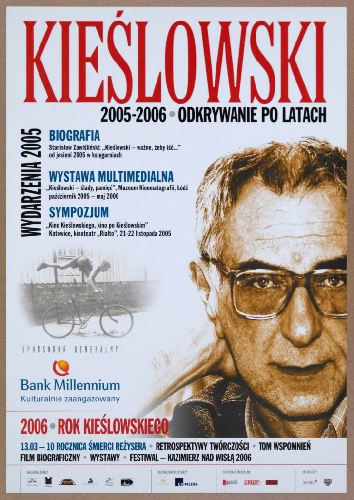 Plakat do wydarzenia „Kieślowski 2005-2006". Twarz reżysera i informacje o wydarzeniach.