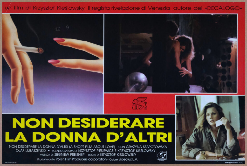 Włoski plakat do filmu filmu „Krótki film o miłości". Ręce z papierosem, sceny z filmu.