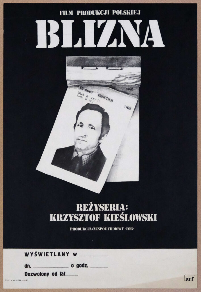 Polski plakat do filmu „Blizna". Zdjęcie mężczyzny na kartotece, czarno-biały styl.