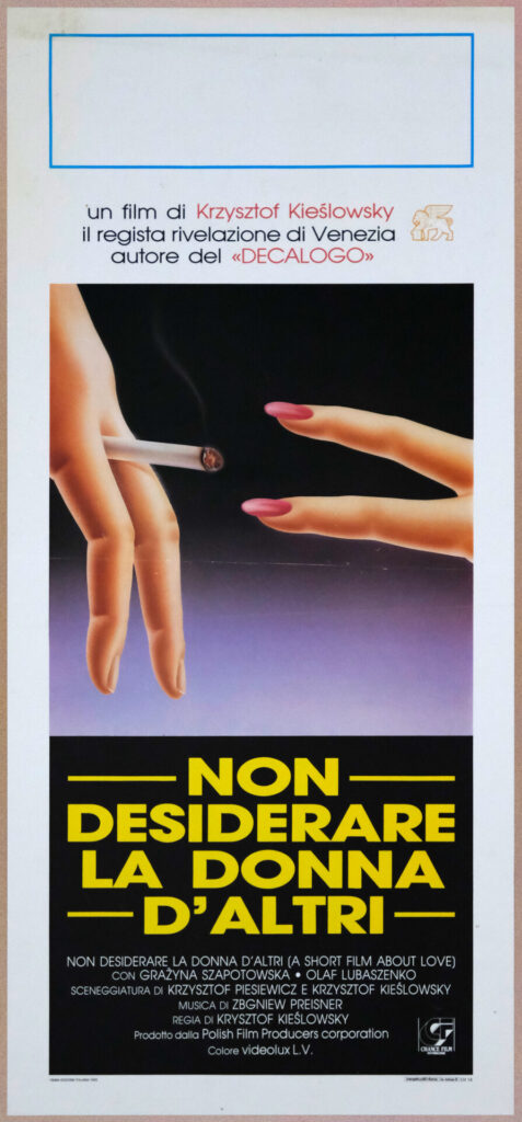 Włoski plakat do filmu "Krótki film o miłości". Dłonie z papierosem na ciemnym tle.