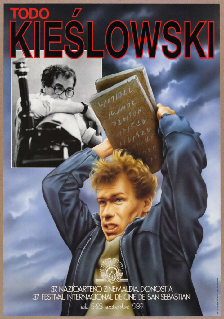 Hiszpański plakat do filmu "Krótki film o zabijaniu". Młody mężczyzna zadaje cios kamiennymi tablicami.