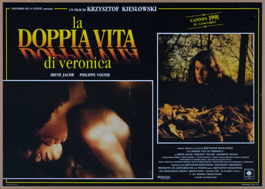 Włoski plakat do filmu „Podwójne życie Weroniki". Kobieta wśród liści i para kochanków.