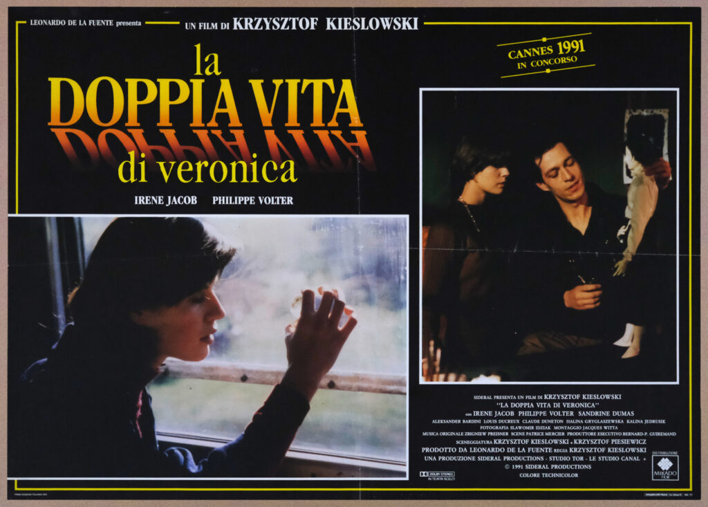 Włoski plakat do filmu „Podwójne życie Weroniki". Kobieta patrzy przez okno pociągu, scena z lalką.