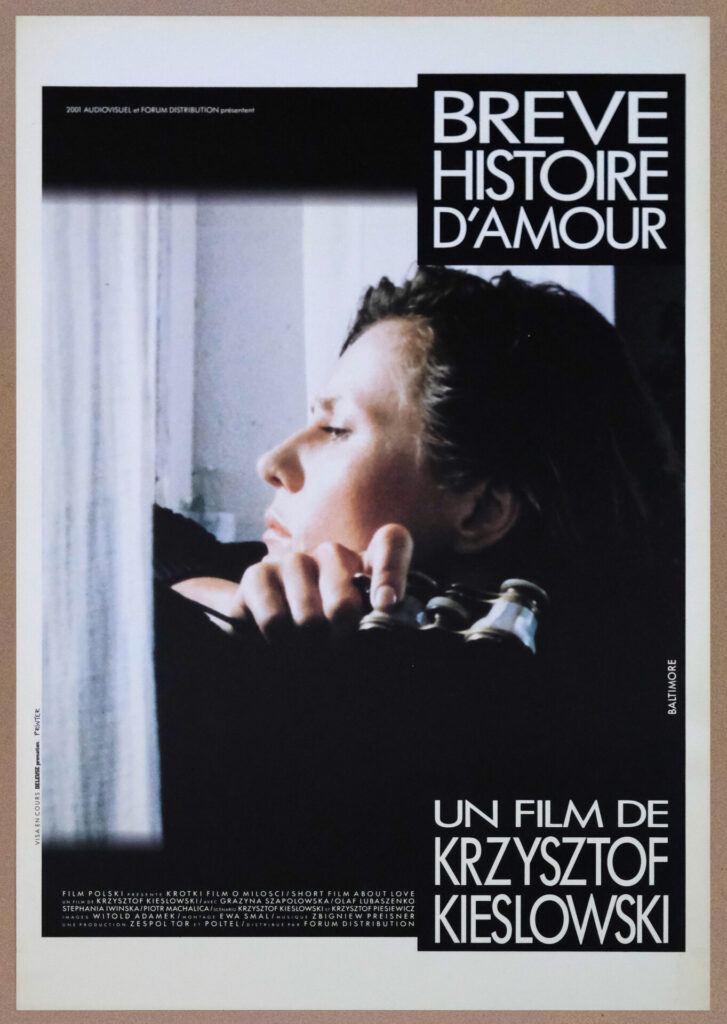 Francuski plakat do filmu „Krótki film o miłości". Kobieta patrząca przez lornetkę.