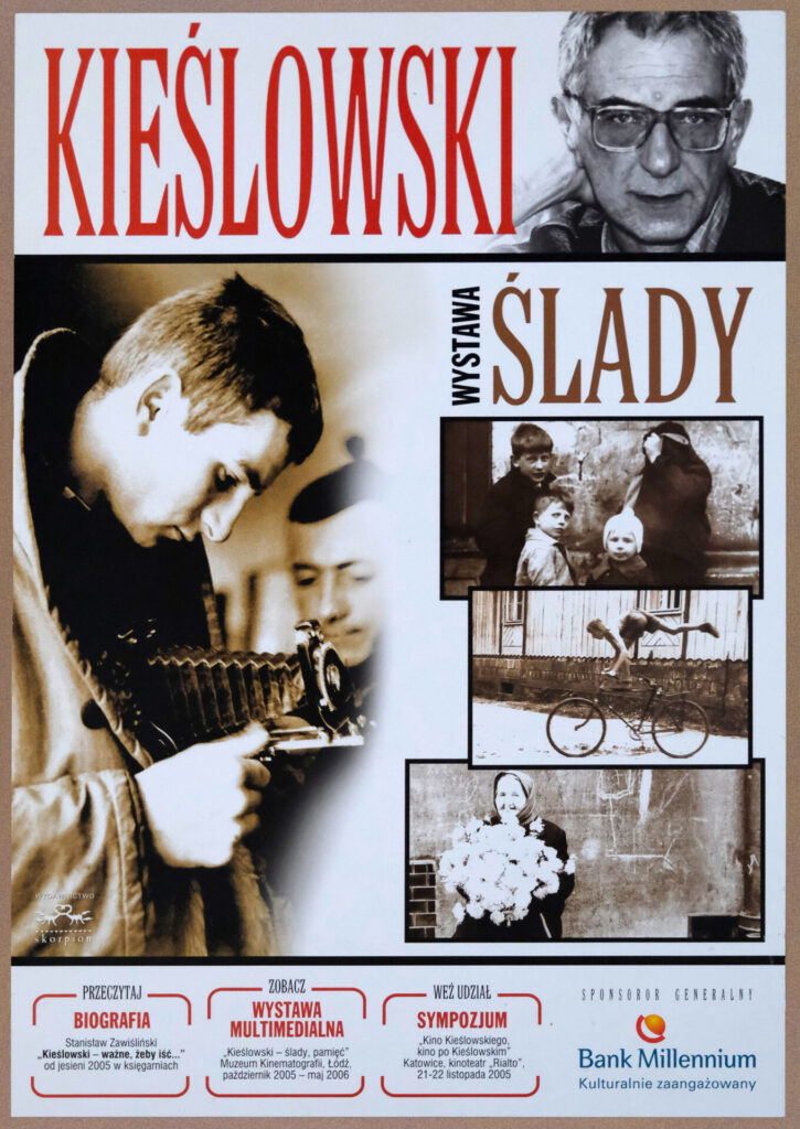 Polski plakat do wystawy „Ślady" z archiwalnymi fotografiami i wizerunkiem reżysera.