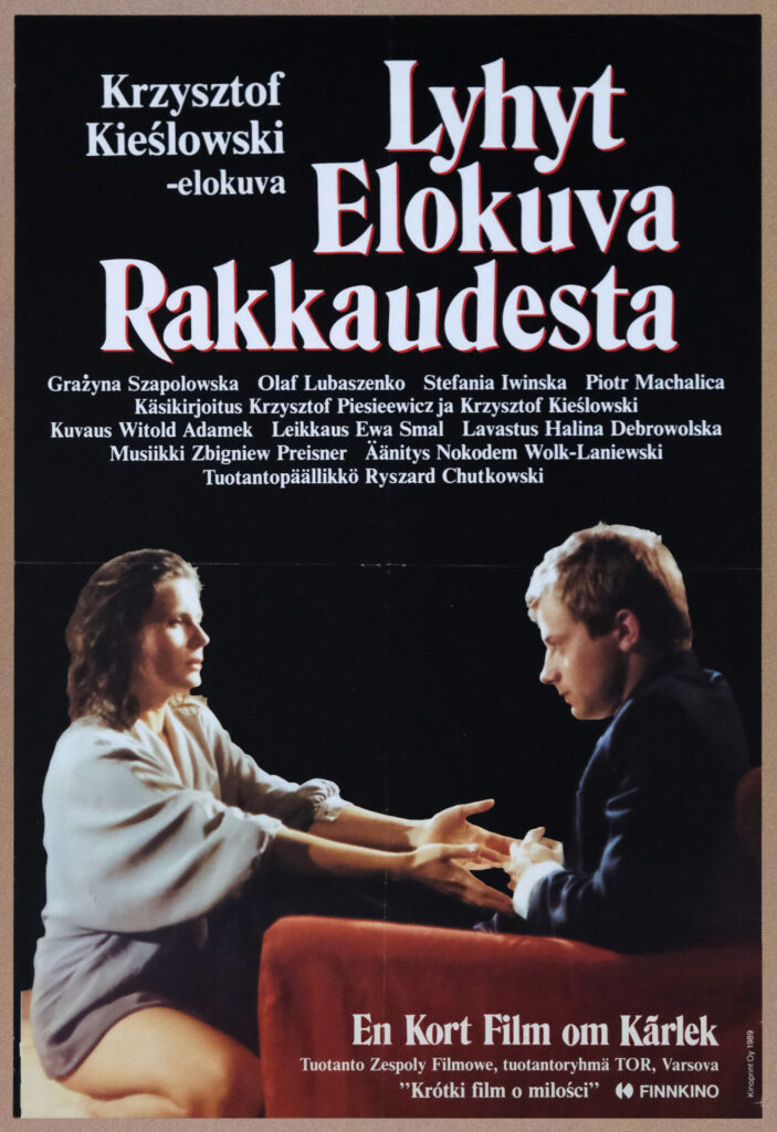 Fiński plakat do filmu „Krótki film o miłości". Kobieta i młody mężczyzna patrzą na siebie.