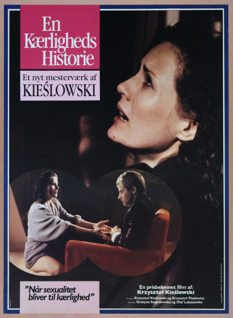 Duński plakat do filmu „Krótki film o miłości". Twarz kobiety, scena rozmowy w teatrze.