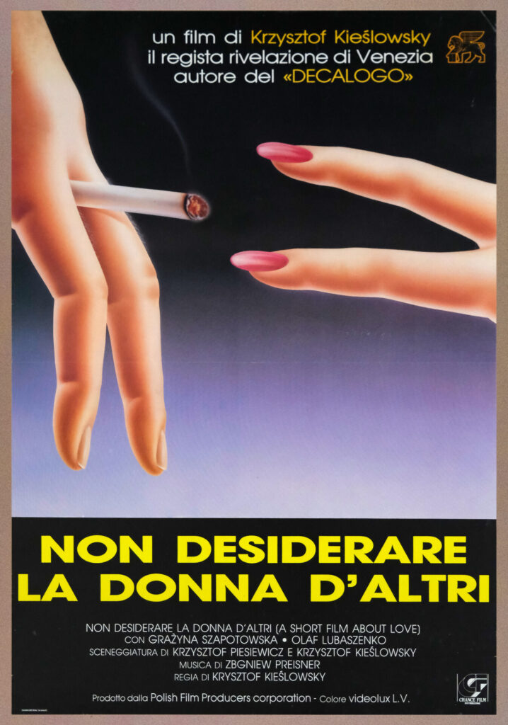 Włoski plakat do filmu „Krótki film o miłości". Dwie dłonie, jedna z papierosem, druga o czerwonych paznokciach.