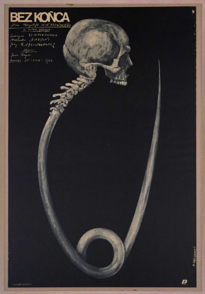 Polski plakat do filmu „Bez końca". Czaszka z kręgosłupem tworzącym pętlę na czarnym tle.