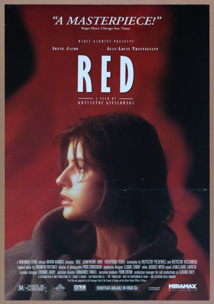 Angielski plakat do filmu „Trzy kolory: Czerwony". Postać kobiety na tle czerwieni.