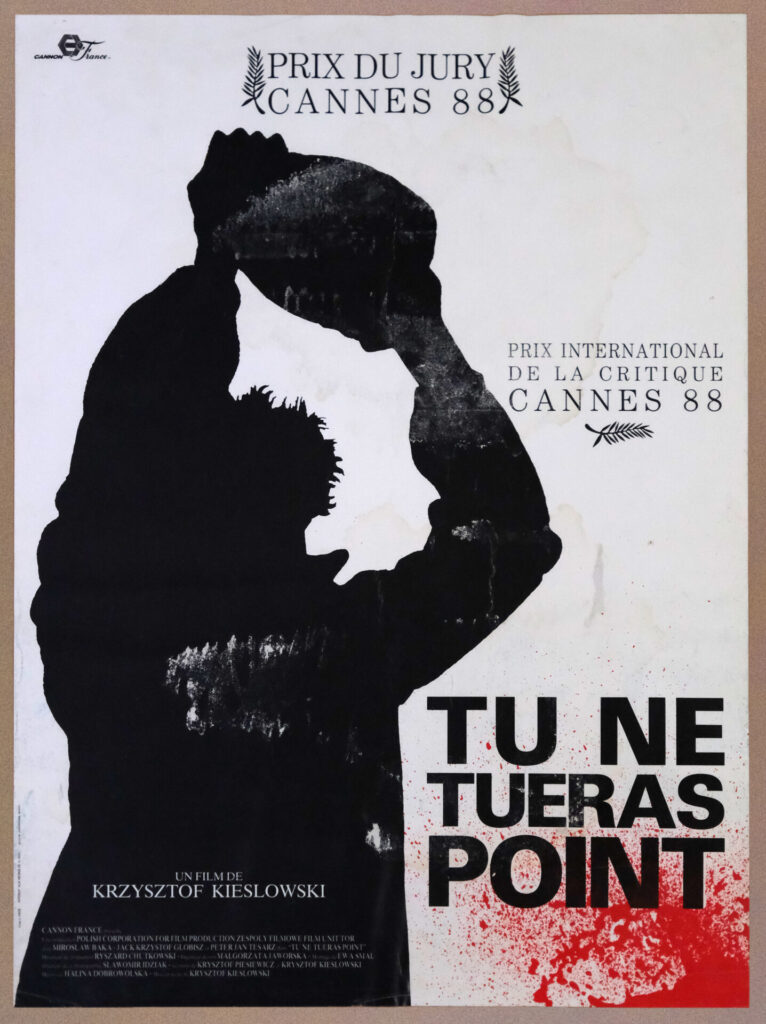 Francuski plakat do filmu „Krótki film o zabijaniu". Czarno-biała sylwetka mężczyzny, krople krwi.