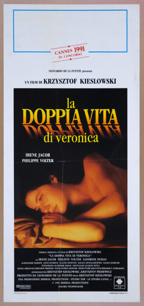 Włoski plakat do filmu „Podwójne życie Weroniki". Kobieta leży na boku.