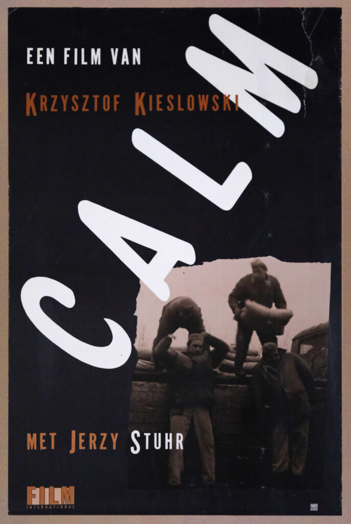 Niderlandzki plakat do filmu „Spokój". Czarno-białe zdjęcie mężczyzn pracujących fizycznie. Na tle duży biały napis.