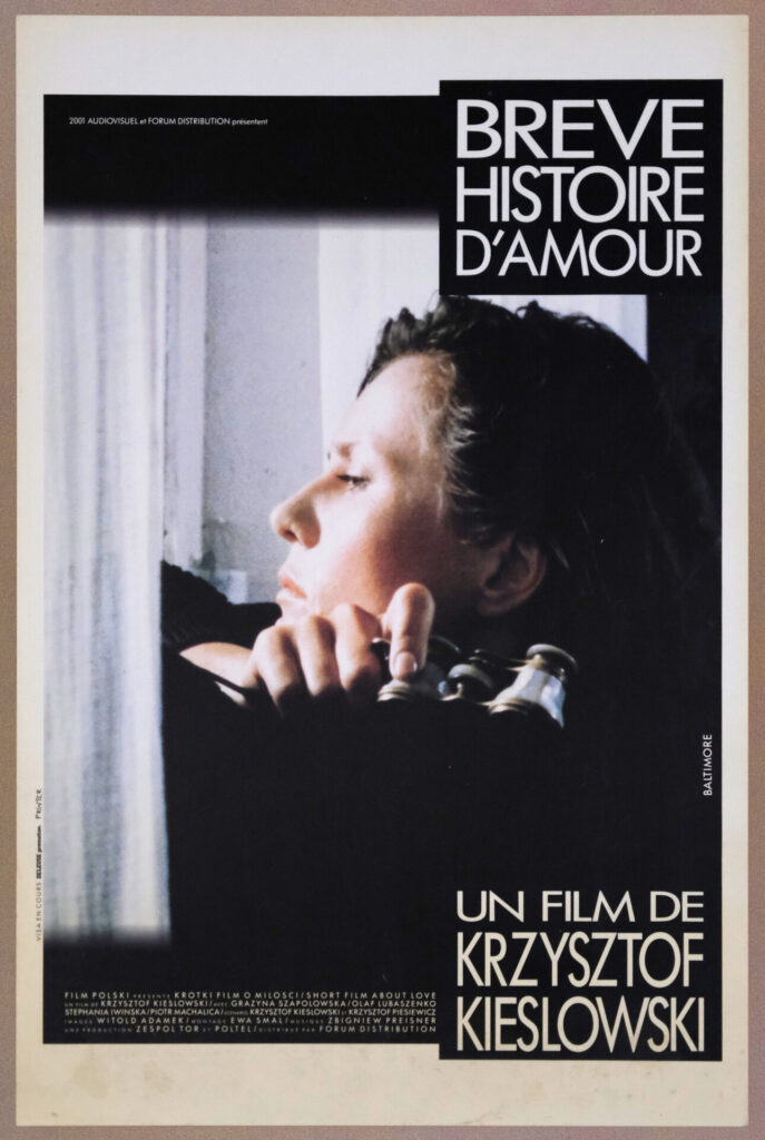 Francuski plakat do filmu „Krótki film o miłości". Profil kobiety przy oknie, lornetka w dłoniach.