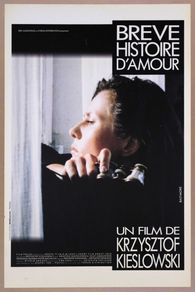 Francuski plakat do filmu „Krótki film o miłości". Profil kobiety przy oknie, lornetka w dłoniach.