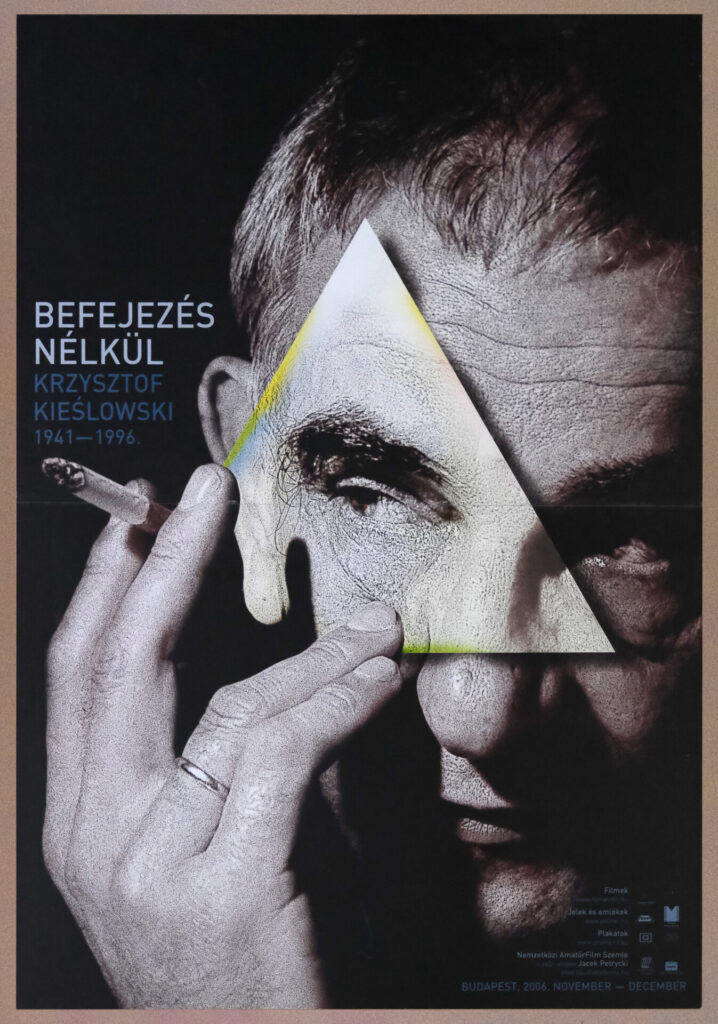 Węgierski plakat do filmu „Bez końca". Zbliżenie twarzy mężczyzny z papierosem, jasny trójkąt na twarzy.