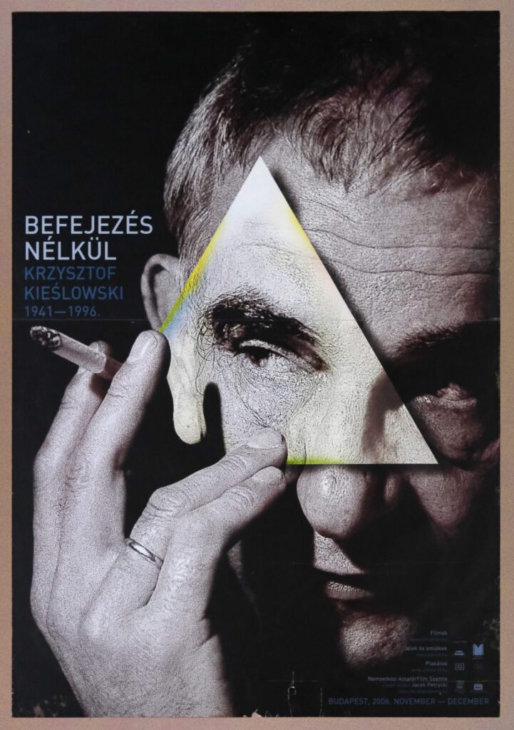 Węgierski plakat do filmu „Bez końca". Zbliżenie twarzy mężczyzny z papierosem, jasny trójkąt na twarzy.