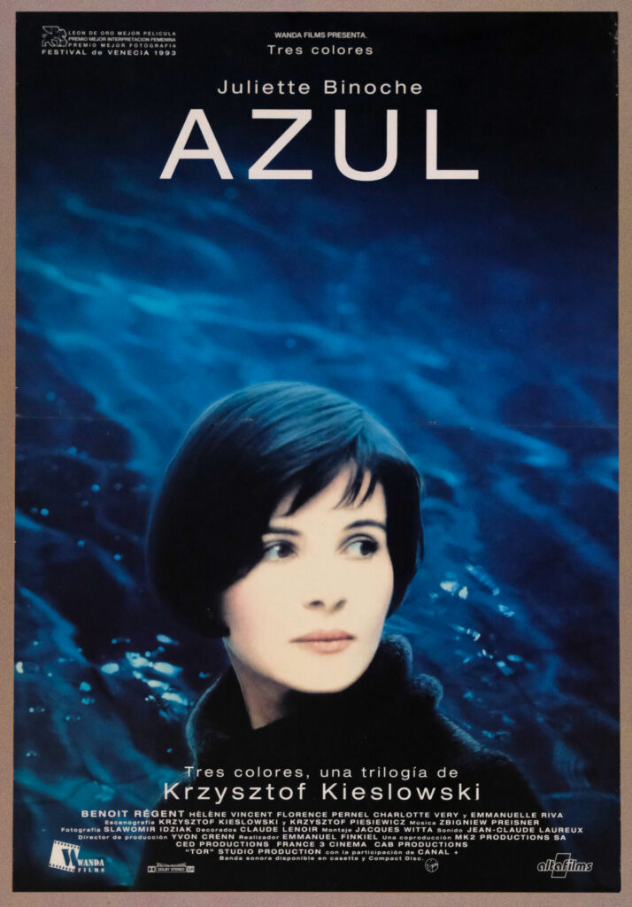 Włoski plakat do filmu „Trzy kolory. Niebieski". Portret kobiety na tle niebieskiej, abstrakcyjnej powierzchni.