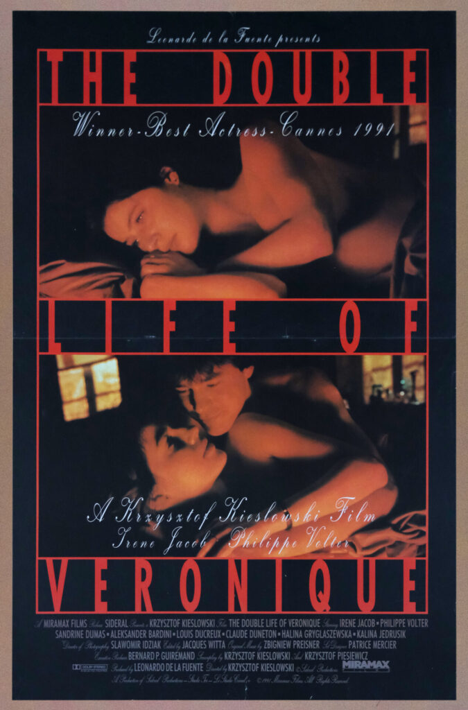 Amerykański plakat do filmu „Podwójne życie Weroniki". Dwa kadry z filmu, kobieta leżąca i para w uścisku.
