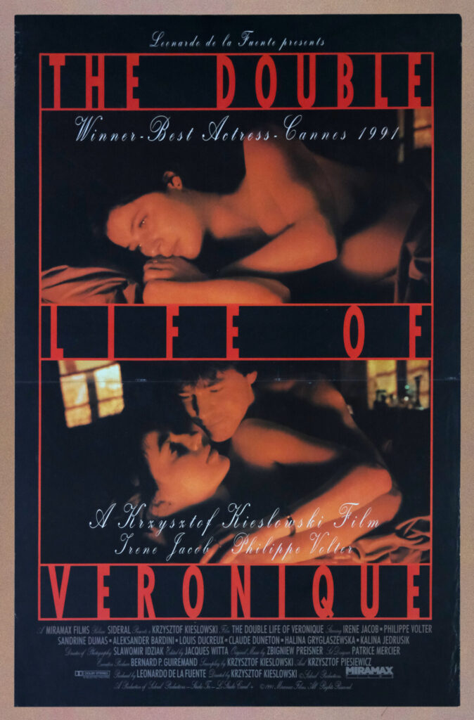 Amerykański plakat do filmu „Podwójne życie Weroniki". Dwa kadry z filmu, kobieta leżąca i para w uścisku.