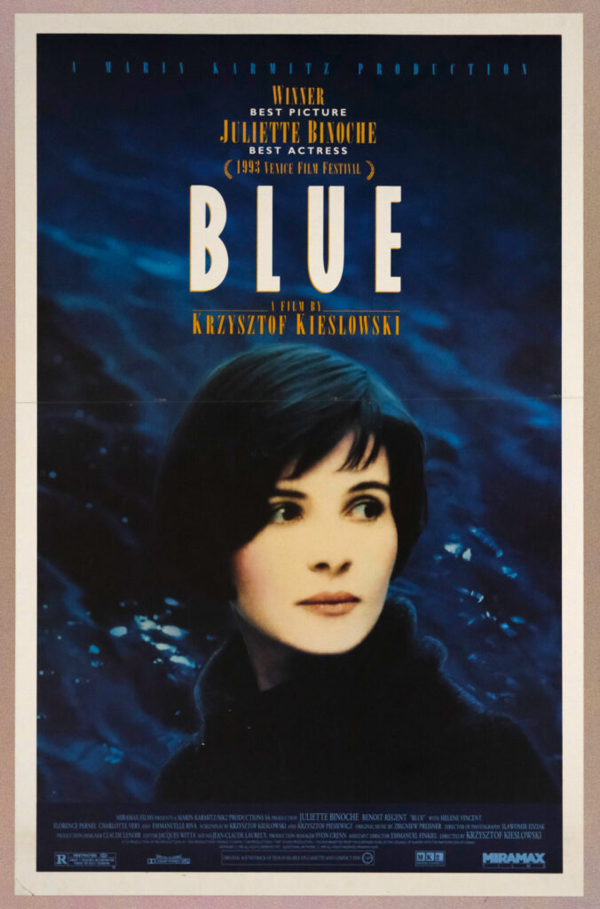 Amerykański plakat do filmu „Trzy kolory. Niebieski". Portret kobiety na tle abstrakcyjnej, niebieskiej przestrzeni.