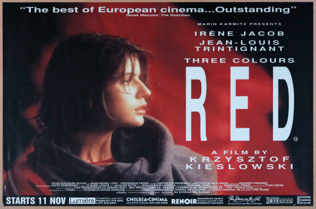 Brytyjski plakat do filmu „Trzy kolory. Czerwony". Profil kobiety na czerwonym tle, duży tytuł filmu.