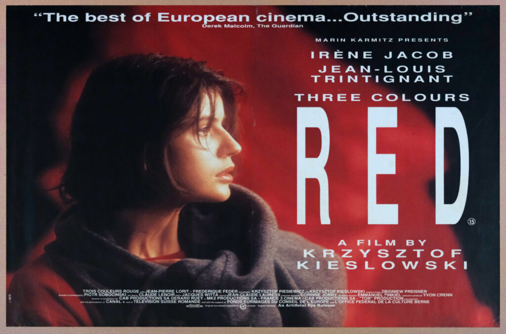 Brytyjski plakat do filmu „Trzy kolory. Czerwony". Profil kobiety na czerwonym tle, duży tytuł filmu.