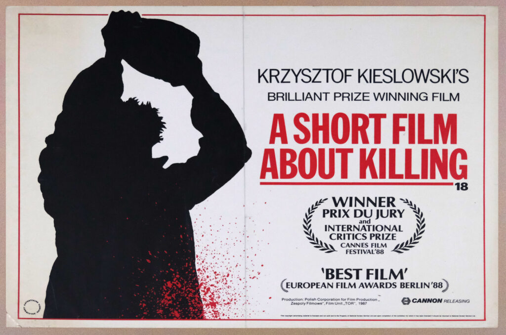 Anglojęzyczny plakat do filmu „Krótki film o zabijaniu". Sylwetka mężczyzny z uniesionym kamieniem, czerwona plama.