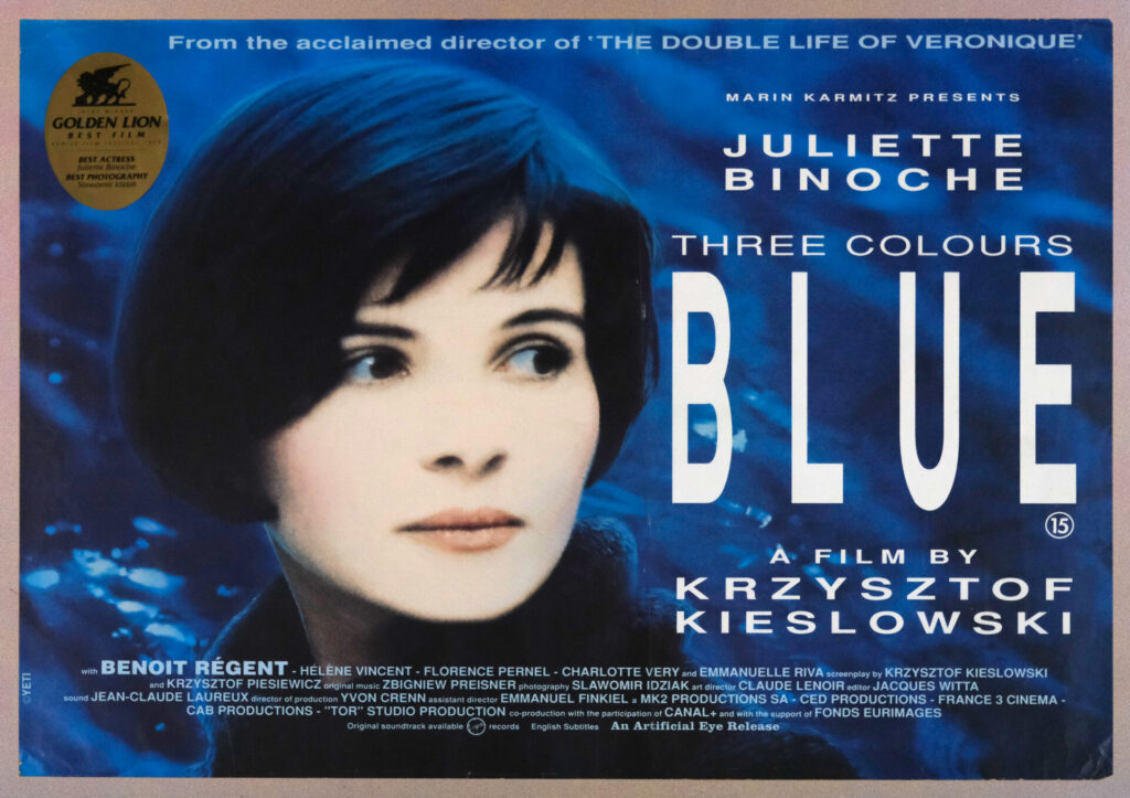 Anglojęzyczny plakat do filmu „Trzy kolory. Niebieski". Portret kobiety na niebieskim, abstrakcyjnym tle.