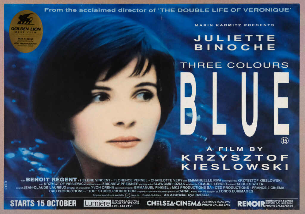 Anglojęzyczny plakat do filmu „Trzy kolory. Niebieski". Portret kobiety na niebieskim, abstrakcyjnym tle.