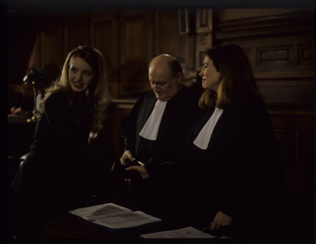 Scena w sali sądowej paryskiego Pałacu Sprawiedliwości podczas rozprawy rozwodowej Karola Karola i jego żony Dominique.