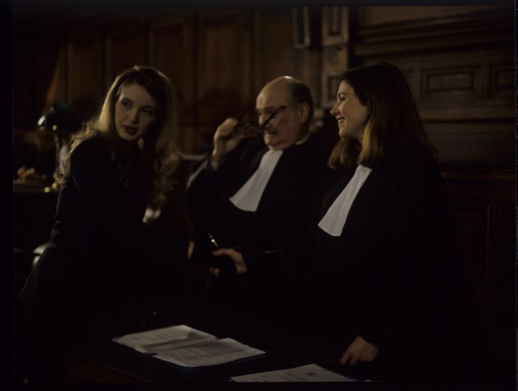 Scena w sali sądowej paryskiego Pałacu Sprawiedliwości podczas rozprawy rozwodowej Karola Karola i jego żony Dominique.