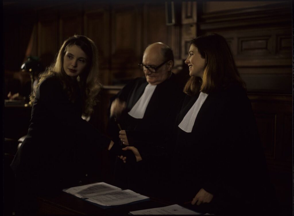 Scena w sali sądowej paryskiego Pałacu Sprawiedliwości podczas rozprawy rozwodowej Karola Karola i jego żony Dominique.