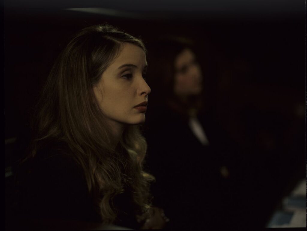 Dominique (Julie Delpy) na sali sądowej podczas rozprawy rozwodowej.