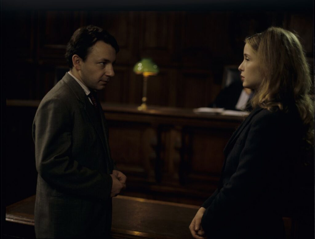 Dominique (Julie Delpy) na sali sądowej podczas rozprawy rozwodowej.