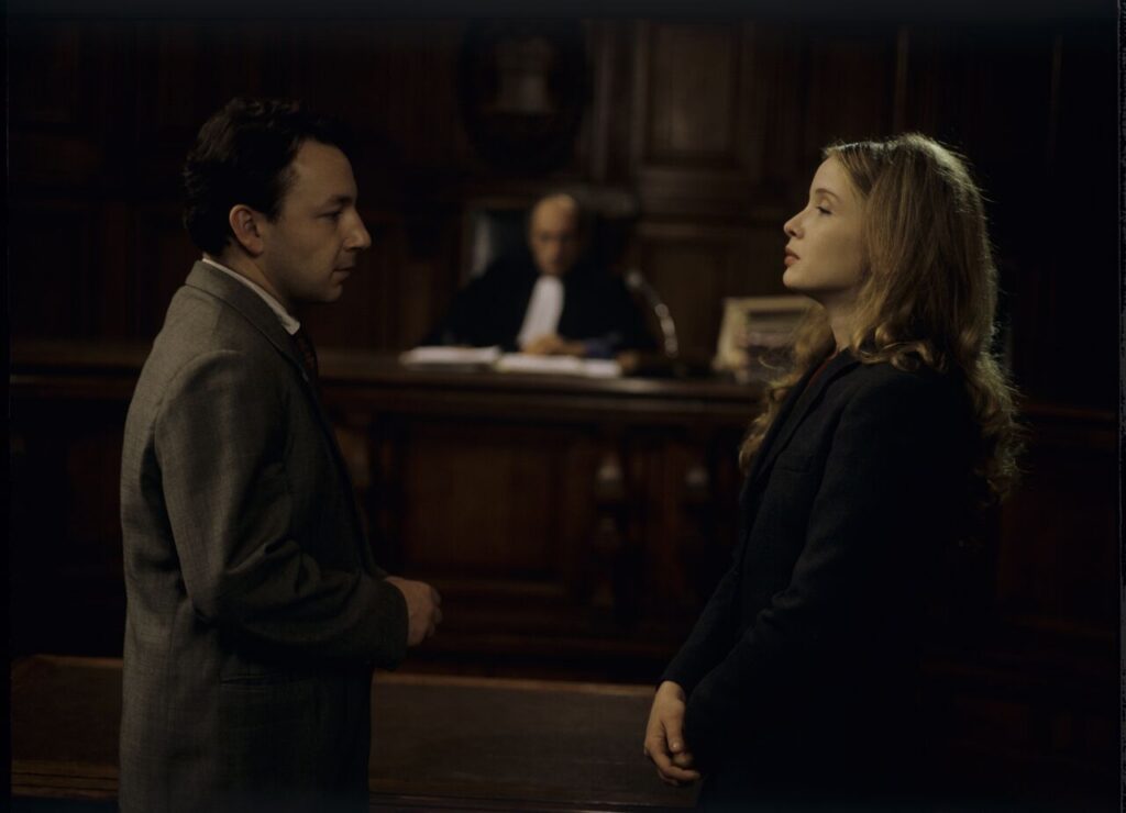 Dominique (Julie Delpy) na sali sądowej podczas rozprawy rozwodowej.