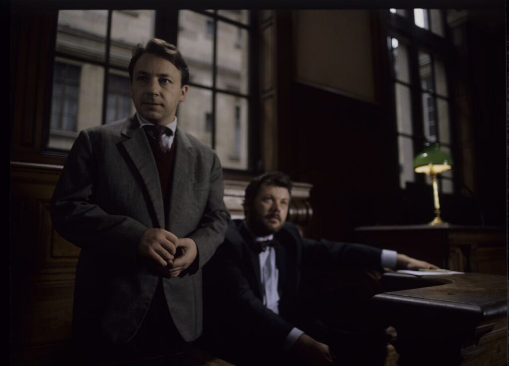 Karol (Zbigniew Zamachowski) na sali sądowej podczas rozprawy rozwodowej.