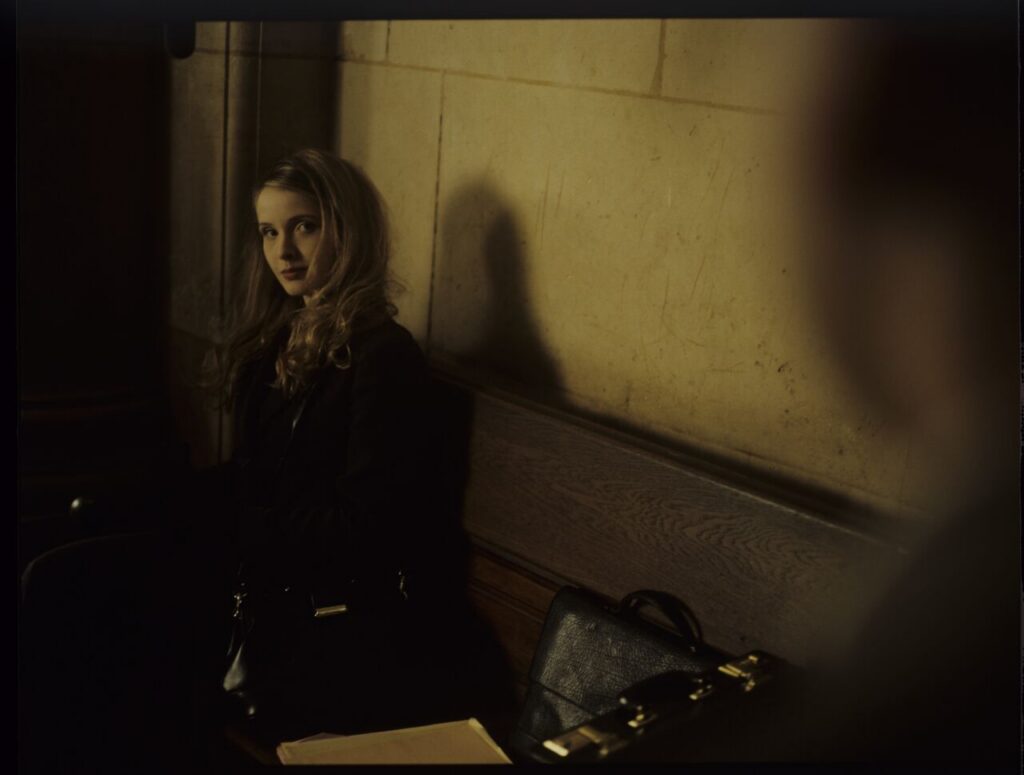Dominique (Julie Delpy) w hallu paryskiego Pałacu Sprawiedliwości w oczekiwaniu na rozprawę rozwodową.