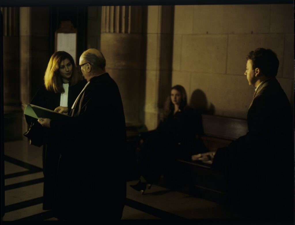 Karol (Zbigniew Zamachowski) w hallu głównym paryskiego Pałacu Sprawiedliwości zdążający na rozprawę rozwodową.